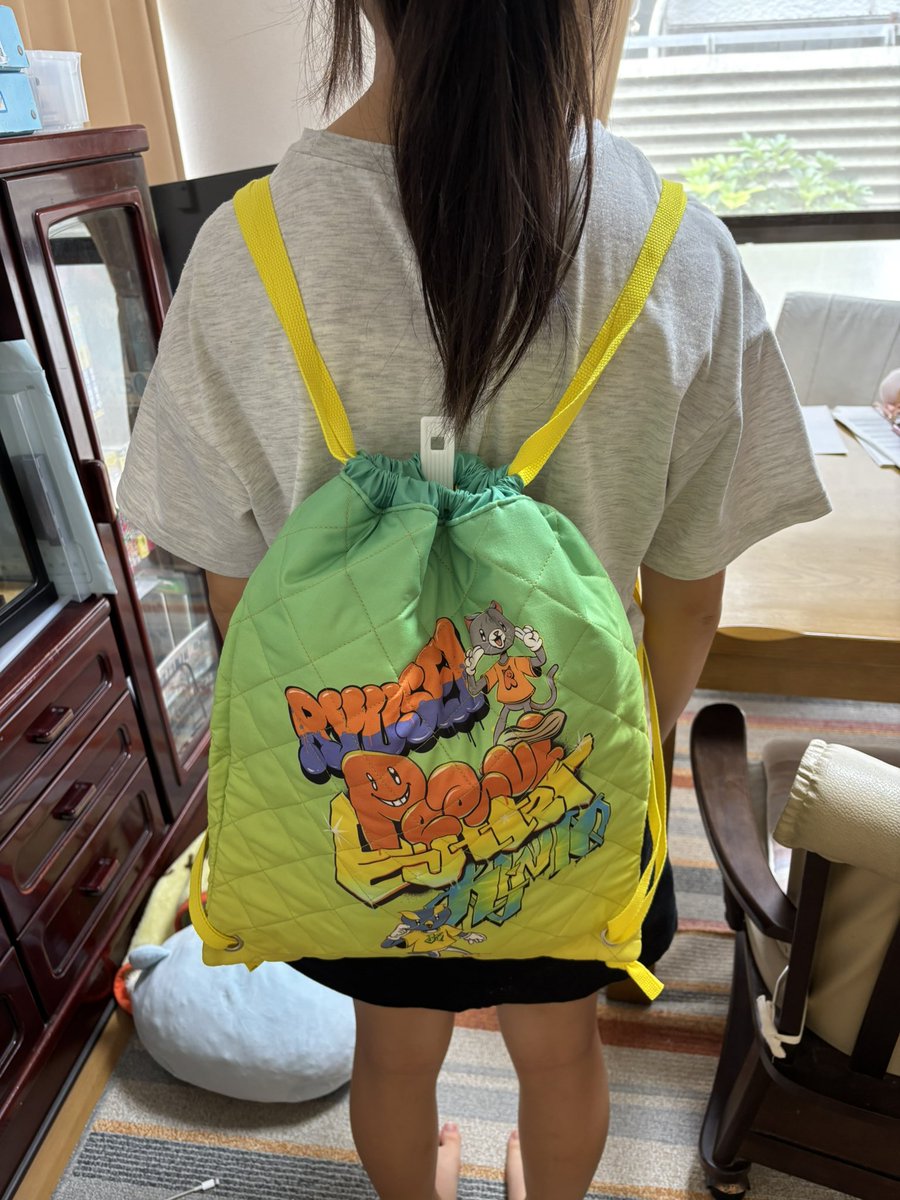 ピナバタナップサックを娘に背をわせてみましたー。 うちわもペンラも