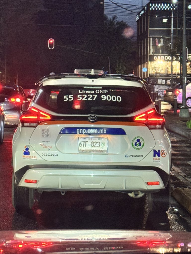 RodrigoCordova's tweet photo. Una persona con este automovil no estaba atendiendo un siniestro, estaba comprando pan en la panadería La Suiza, estorbando como un típico mexicano que no respeta. @GNPSeguros https://t.co/eK9mieiuo8