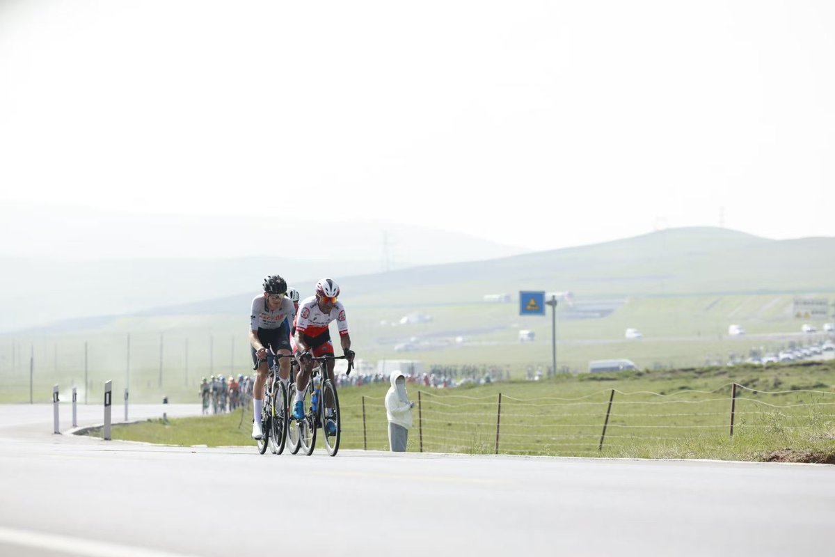 100 KM to the Finish 🏁

A 3-rider breakaway opened up a small gap on the peloton! Composition ⤵️

🇦🇺 Lane Welsh (CBW)
🇸🇮 Marolt (FTR)
🇮🇷 Seyfollahifard (TYD)

#TOMQ2025