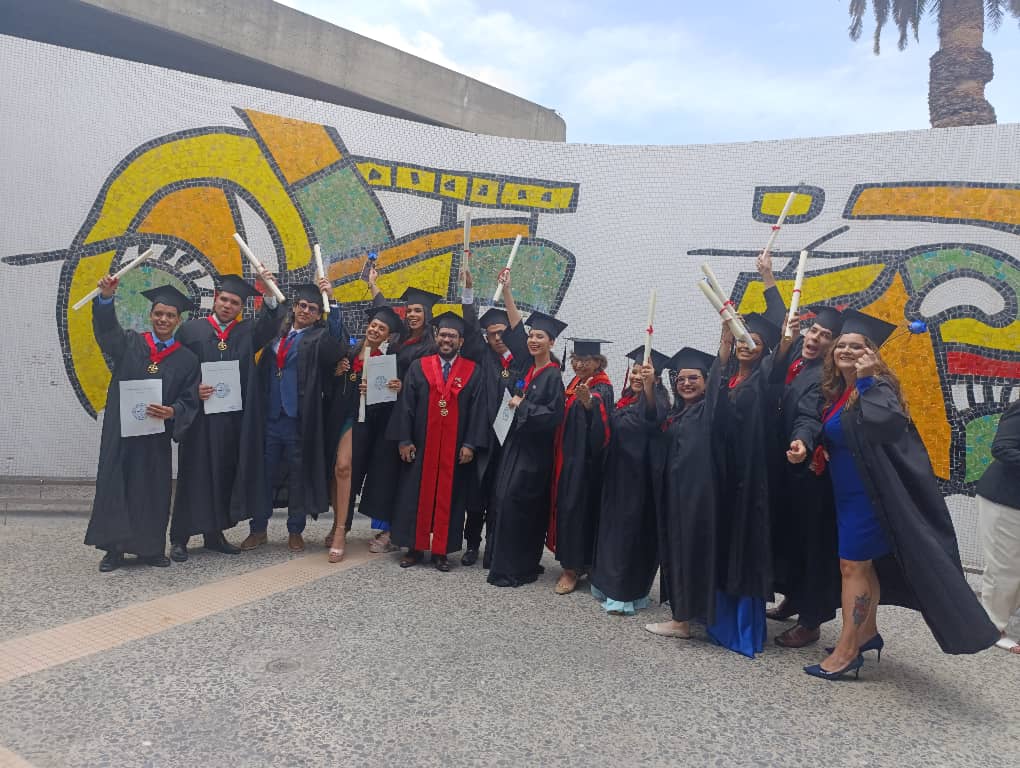 larry_TP's tweet photo. Promoción 89. EEPA UCV. https://t.co/4OQQUIV8hY