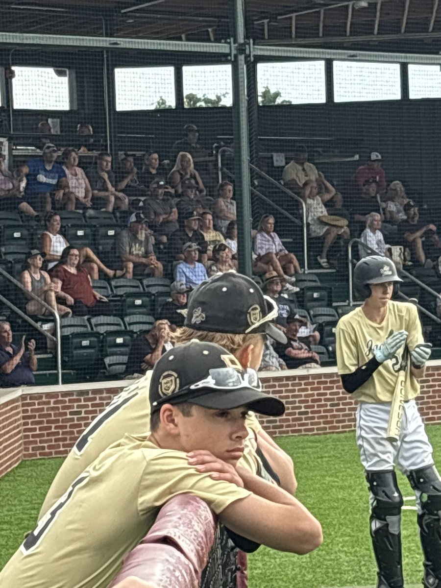 PburgBaseball11's tweet image. 15U Team after winning State Jr Acme State Title win opener in State Sr Acme Tournament. They defeated Benjamin Logan 4-2.
Play Defiance tomorrow at 1 pm in State Semi Finals.