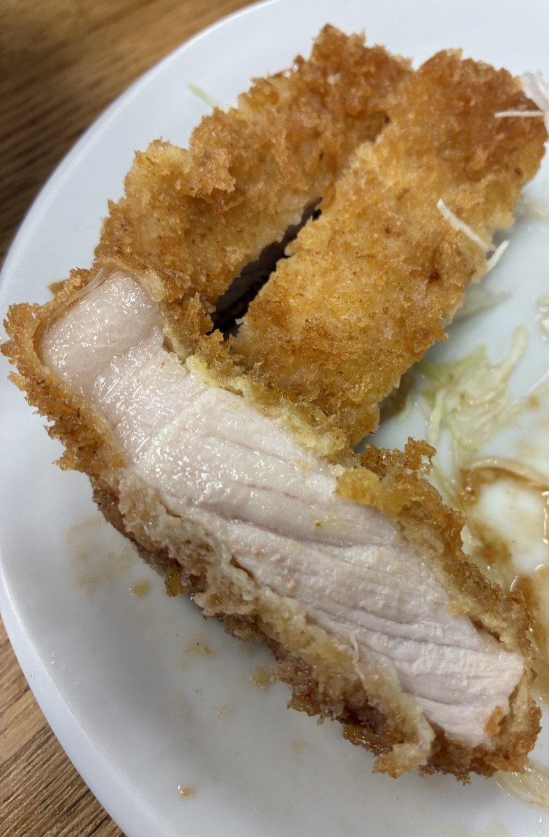昨日パパにとんかつ屋さんに連れて行ってもらいました🐽

とっても肉厚で美味しかったです！

ここ最近どんどん値上げになったけど昔はこれで680円だったんだって😳
