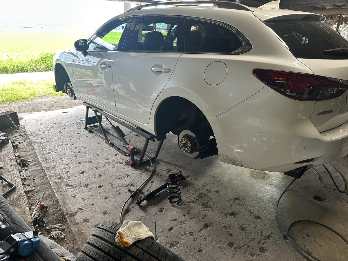 RyoTb4's tweet photo. 車高調取付
#Largus https://t.co/iR97aSNlM2