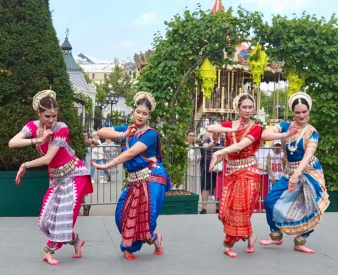 anitaexplorer's tweet photo. Nice to see Russian dancers wearing #OdishaHandloom for #Odissi dance performance in Moscow.
This is not “Oriental Dance”;
rather Odissi from Odisha, India🇮🇳
Requesting all for usage of right name🙏
#correctrepresentation
#BharatUtsav #FestivalofIndia
https://t.co/FOFHogVRvp https://t.co/JcS2LXS6or