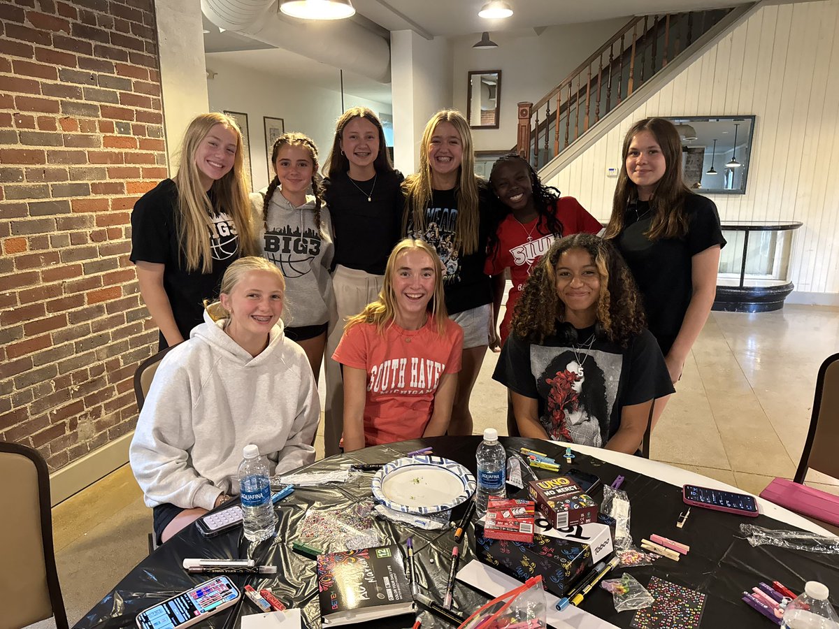 Made it to the Lou!! Team dinner and clip making to kick off <a href="/TFNsRun4Roses/">TFN's Run 4 Roses</a> 🌹 Looking forward to the BEST 3 days of hoops with these girls! <a href="/BIG3_AAU/">Big 3 Basketball</a>