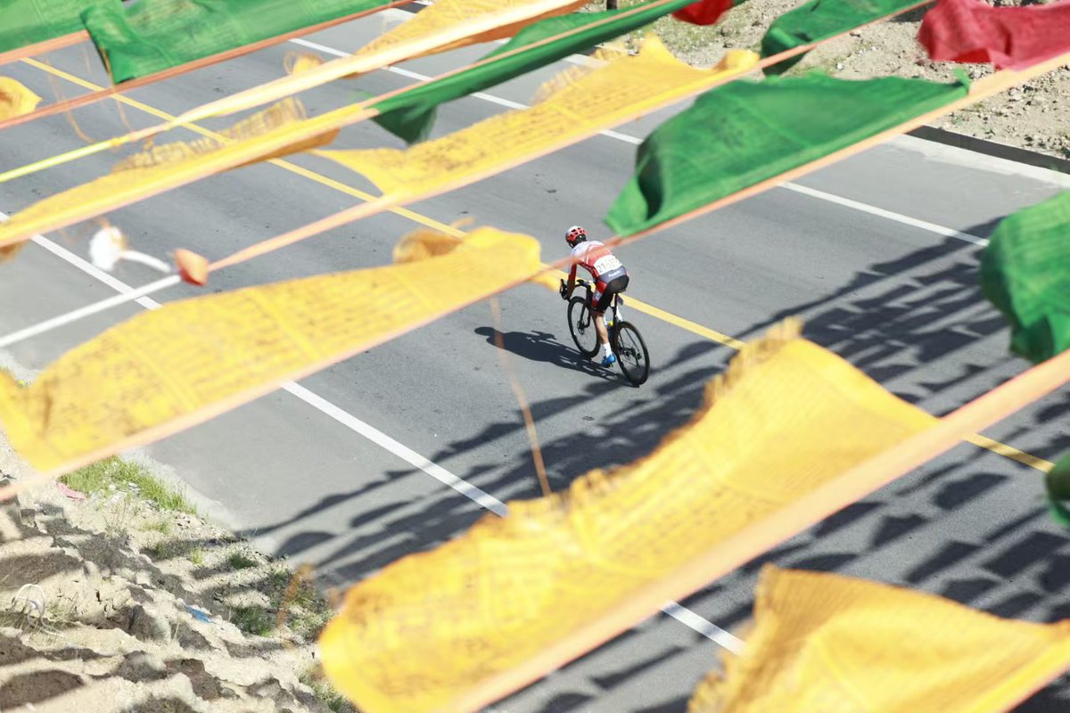 95 KM to the Finish 🏁

Now only 🇮🇷 Seyfollahifard is leading solo! He has a 15 second gap on the chasing bunch! 

#TOMQ2025