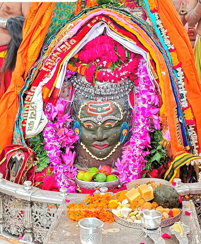 कालों के काल श्री महाकालेश्वर ज्योतिर्लिंग जी के आज के भस्म आरती श्रृंगार दिव्य व अलौकिक दर्शन 13.07.2025

बोलो जय श्री महाकाल 🙏🚩