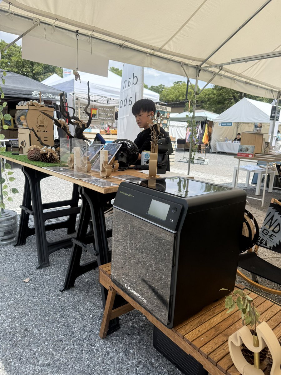 KidsCampFes's tweet photo. 保冷ベスト×空調服、マジで涼しい‼️てか、寒いぐらい💦
製造が追いつかず3Dプリンター持ち込んで最終日は販売します😄
#インスパイアトーキョー
#danlabo https://t.co/khhKMMklDF