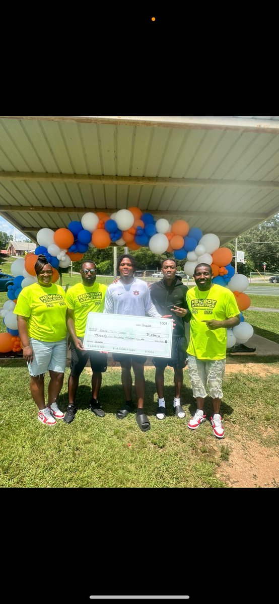 FegansTan's tweet image. Yall baby done did it again! Newboy so humble and blessed! He did his 2nd year of community service by giving back to his community! My baby done gave back over 10k in a week can you say blessed 🙌🏾 He gave AHS 2500 today! @FegansAnquon @Antwonfegans2 @AuburnFootball