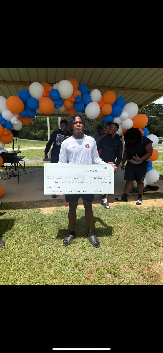 FegansTan's tweet image. Yall baby done did it again! Newboy so humble and blessed! He did his 2nd year of community service by giving back to his community! My baby done gave back over 10k in a week can you say blessed 🙌🏾 He gave AHS 2500 today! @FegansAnquon @Antwonfegans2 @AuburnFootball