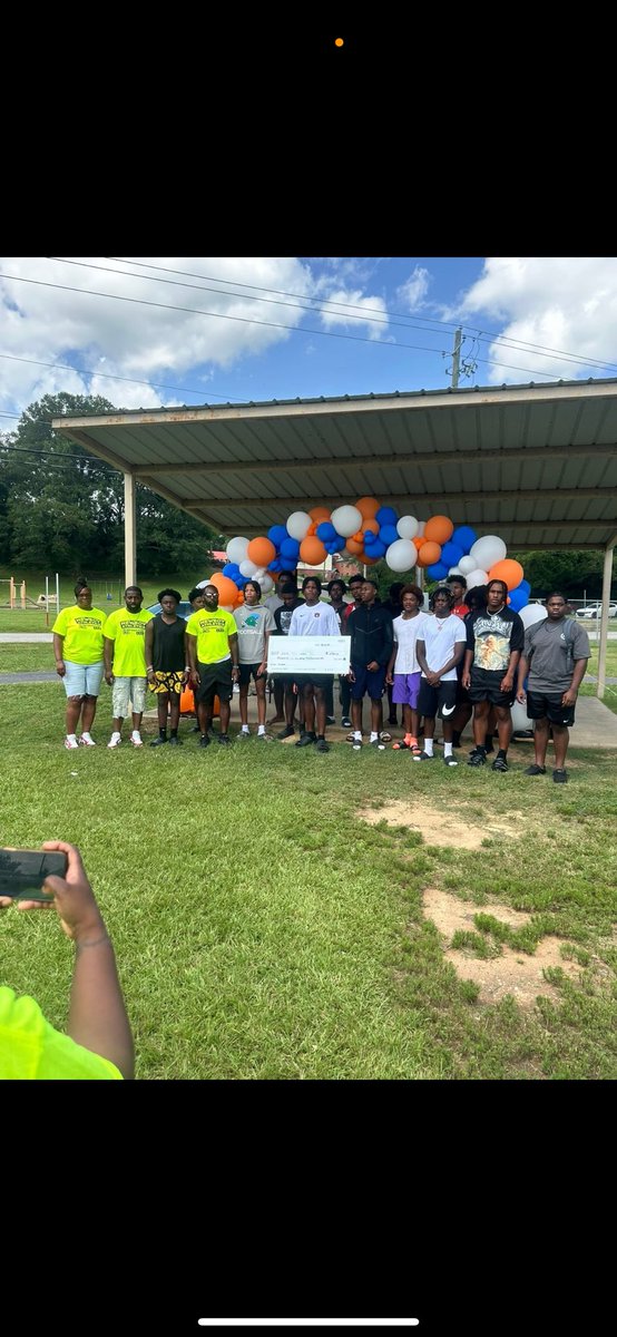 FegansTan's tweet image. Yall baby done did it again! Newboy so humble and blessed! He did his 2nd year of community service by giving back to his community! My baby done gave back over 10k in a week can you say blessed 🙌🏾 He gave AHS 2500 today! @FegansAnquon @Antwonfegans2 @AuburnFootball