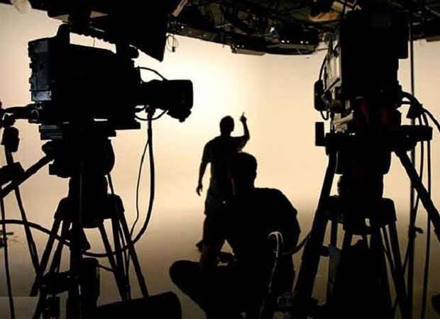 prompt: a donkiss au — wherein donny, overwhelmed being an actor for years in the industry booked a flight to usa. there, he found himself randomly hooked with a performance of kisses, a ballerina of art, where he unknowingly watched consistently since then. 

#donkiss