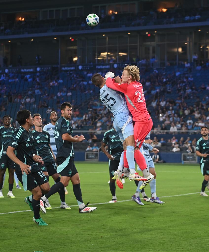 DotteSportsPix's tweet image. Jansen Miller has a great set piece chance in the box, but gets a knock in the head from keeper Andrew Thomas instead. Still 3-0 Seattle.