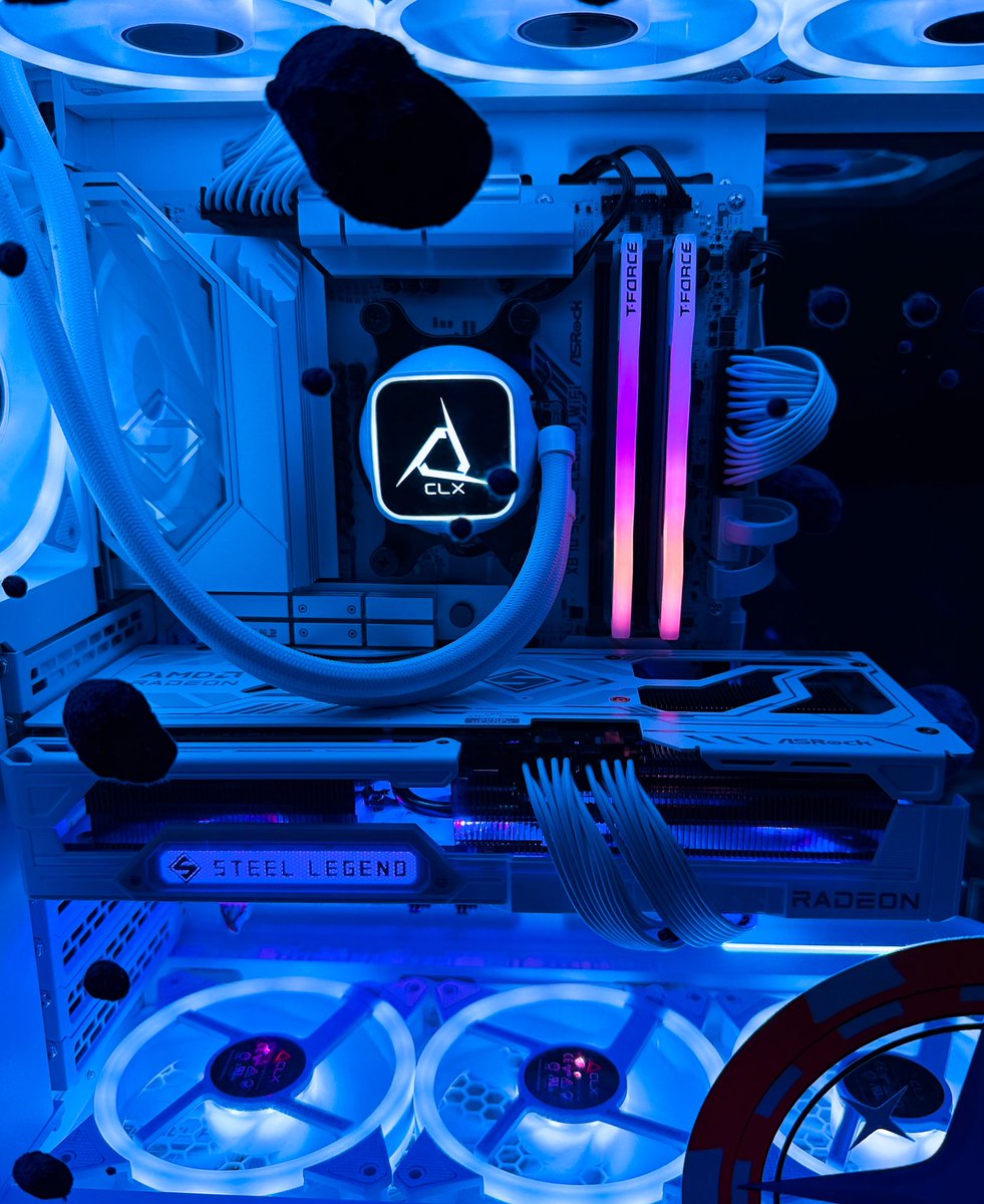 CLXGaming's tweet image. We’ve teamed up with @AMDGaming and @QuantumVegas for Quantum Vegas 2955 to bring a custom @AMD -powered CLX PC to the ’verse 👾
One lucky attendee will be flying home with this beast!
Built for bounty hunting, mining ops, dogfights & deep-space flexing in @RobertsSpaceInd…