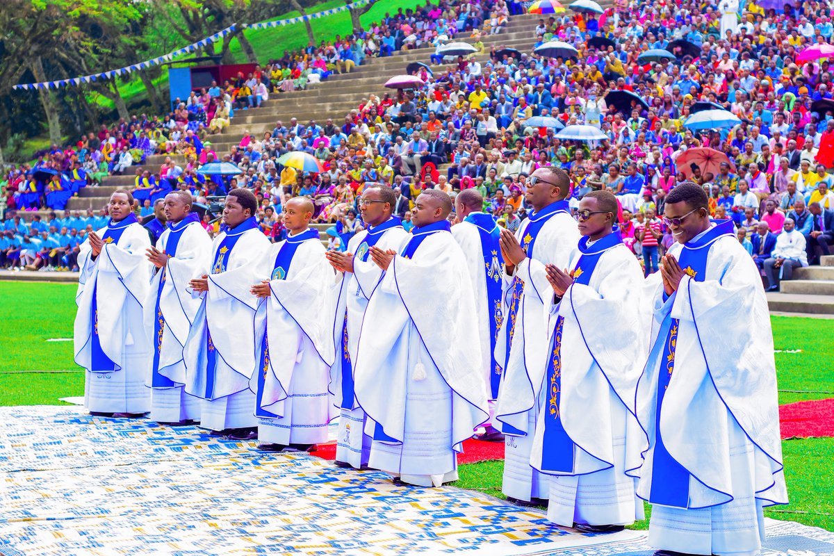 Ku wa gatandatu tariki ya 12 Nyakanga 2025, kuri Katedrali ya Ruhengeri, ku Ngoro ya Bikira Mariya Umwamikazi wa Fatima, Nyiricyubahiro Musenyeri Visenti HAROLIMANA, Umwepiskopi wa Diyosezi ya Ruhengeri, yayoboye Misa yatangiyemo isakramentu ry’Ubusaseridoti.