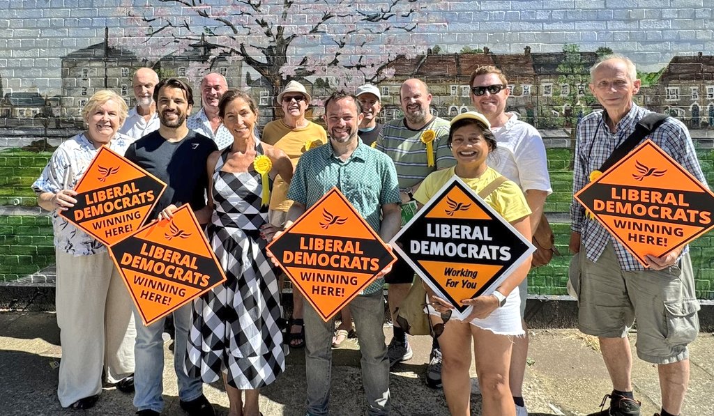 BromleyLibDems's tweet image. Excellent response from Bromley Common & Holwood residents as we contacted postal voters.
Thanks to @Bobby_Dean, @davidmcbride1 & @CllrGaryMalcolm for joining us to support @Laura_McCracken.
Great to have help from @SuttonLibDems, @bexleylibdem, @EalingLD & @LewishamLibDems
🧡