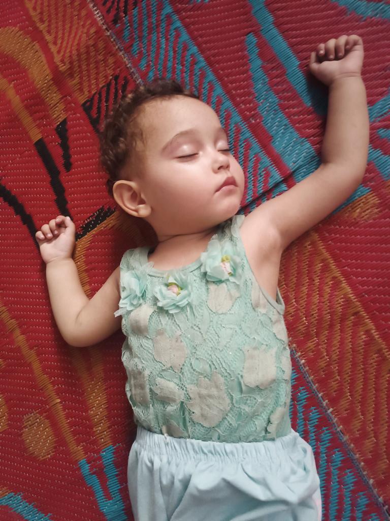 Sary_Ashour's tweet image. Can anyone imagine a child abandoning their bed to sleep on the bare ground just to feel some coolness? This is the reality for Layan and many children in Gaza. Our tents have become ovens. gofund.me/e41ee895