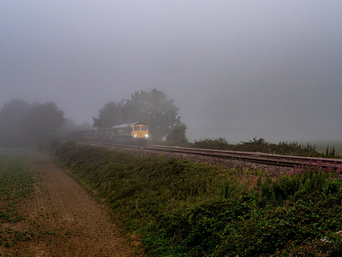 Rail_Photter's tweet image. Good to see Freightliner return to working to and from Drax again. I certainly wasn't expecting full fog this morning.
66620 was top & tailed with 66532 taking some boxes from York Holgate Sidings. I am led to believe they will remain at Drax over the weekend. 12/07/25