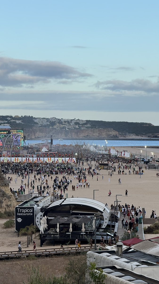 tayoainafilms's tweet image. Fun times at the biggest African Music Festival in the world. Davido, Burna and Tems killed it! 

Also got to experience the best of both homes. 🇳🇬 + 🇵🇹