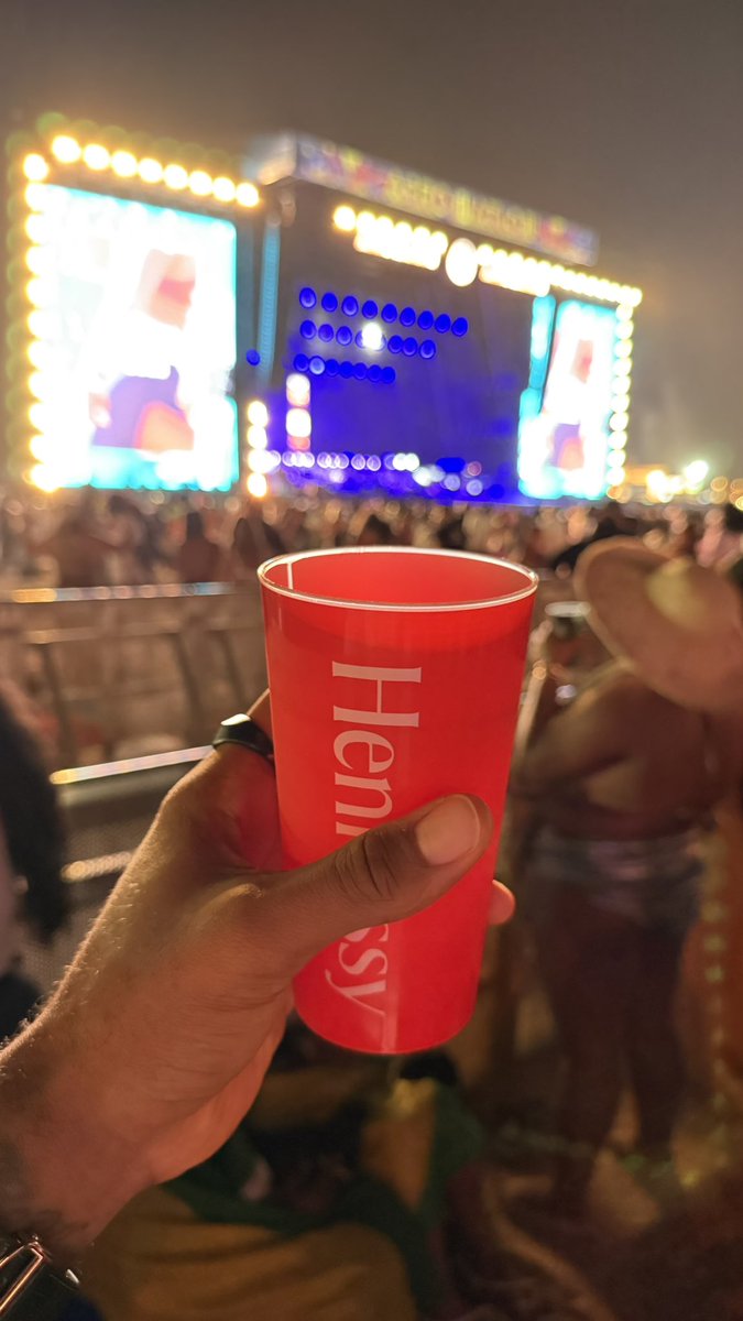 tayoainafilms's tweet image. Fun times at the biggest African Music Festival in the world. Davido, Burna and Tems killed it! 

Also got to experience the best of both homes. 🇳🇬 + 🇵🇹