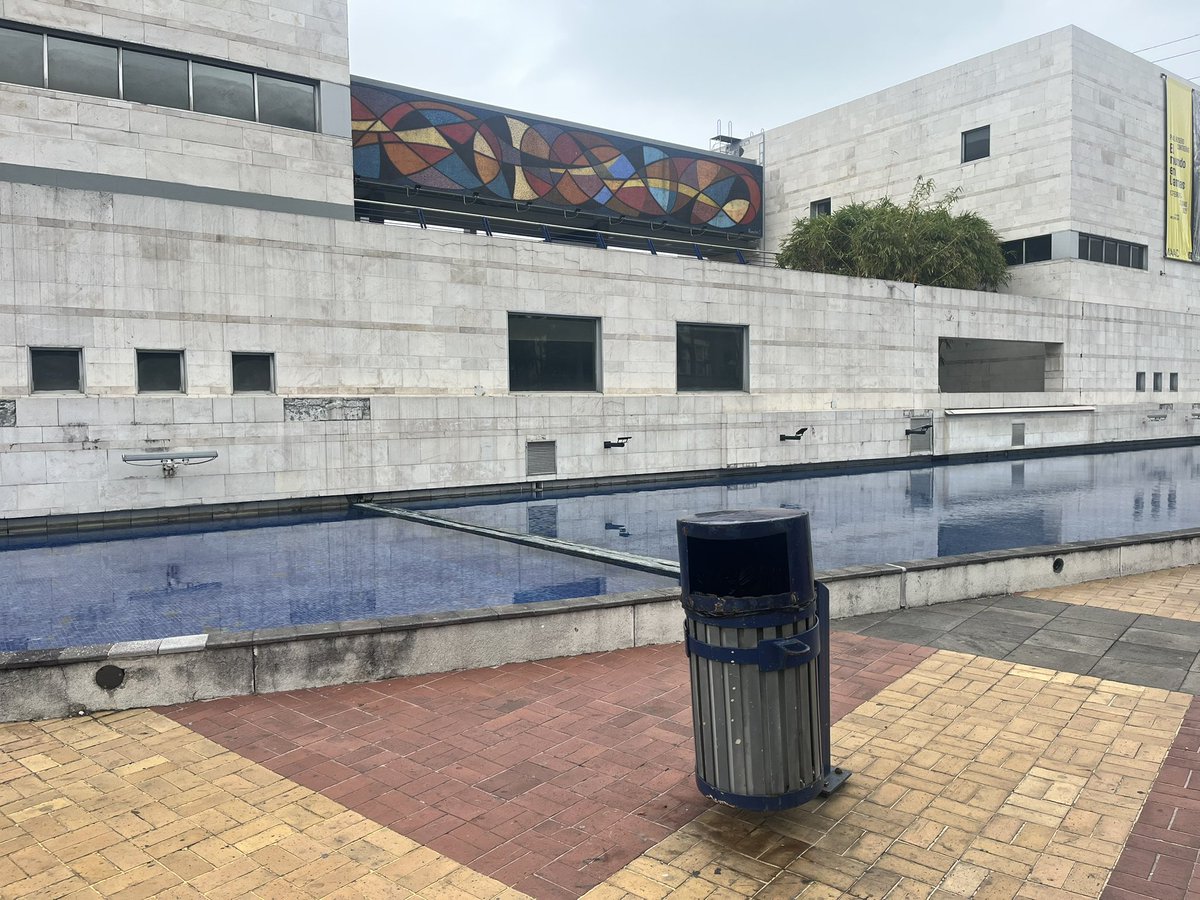 cadechi's tweet photo. Le hace falta mantenimiento al malecón, paredes con pedazos desprendidos, tacho de basura golpeados y despintados, pisos sucios… @alcaldiagye https://t.co/zFq80acCwM