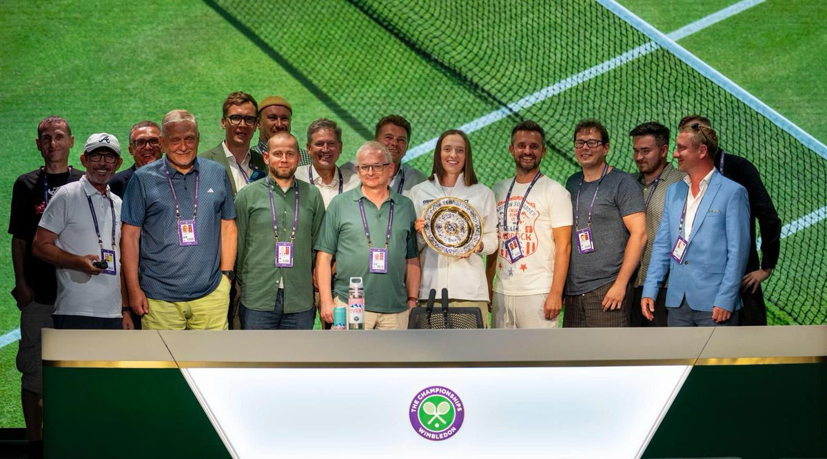 Rodzinne zdjęcie po finale…😉
Wszyscy 🇵🇱 dziennikarze z mistrzynią!
Kolejne do kolekcji…😉
#Wimbledon