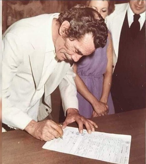 Alguien firmando la hipoteca de la casa más lujosa, de Monte Xenit. 
Sin saber que se le viene la noche.