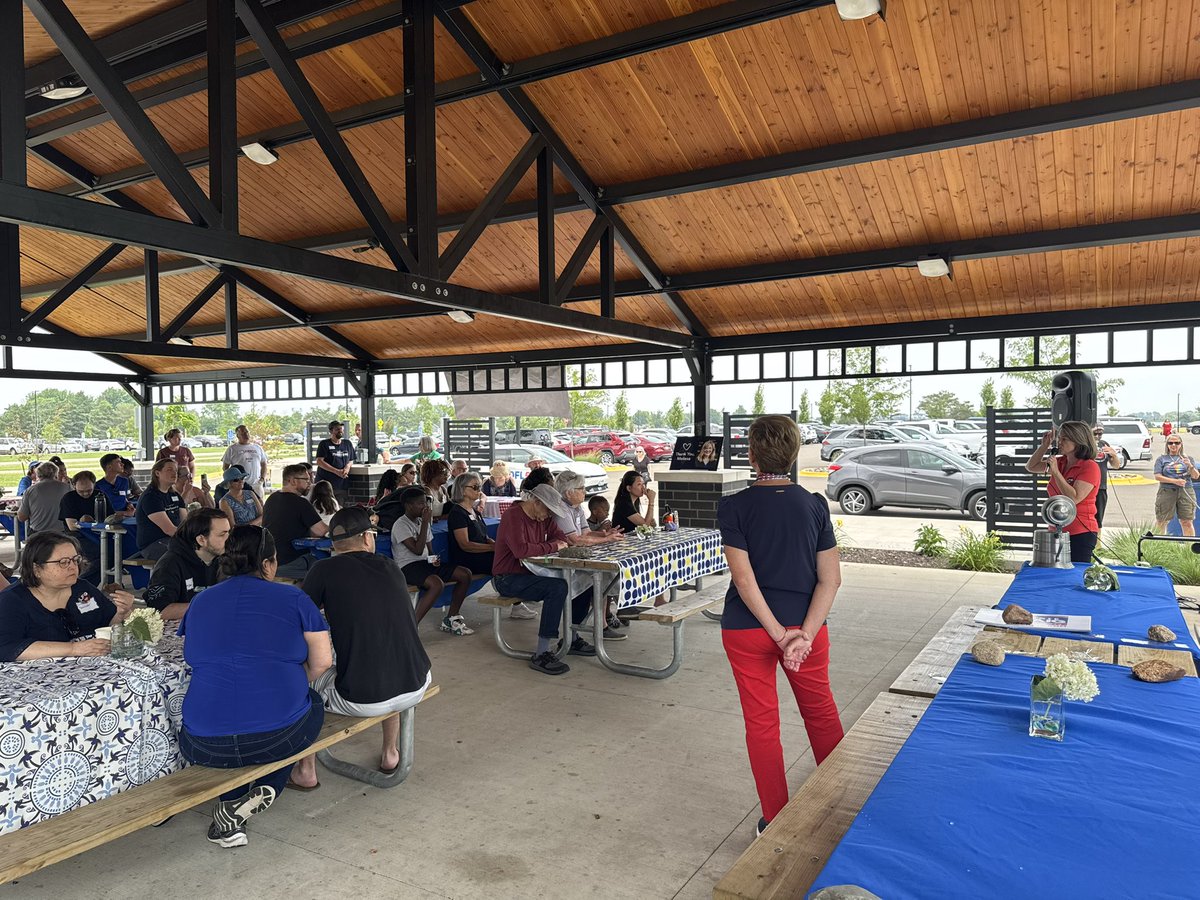 AngieCraigMN's tweet image. Loved seeing so many friends and familiar faces in Lakeville today at the annual Pan-O-Prog Blue BBQ! We are so much more powerful when we come together, and this community brings me hope for Minnesota’s future.