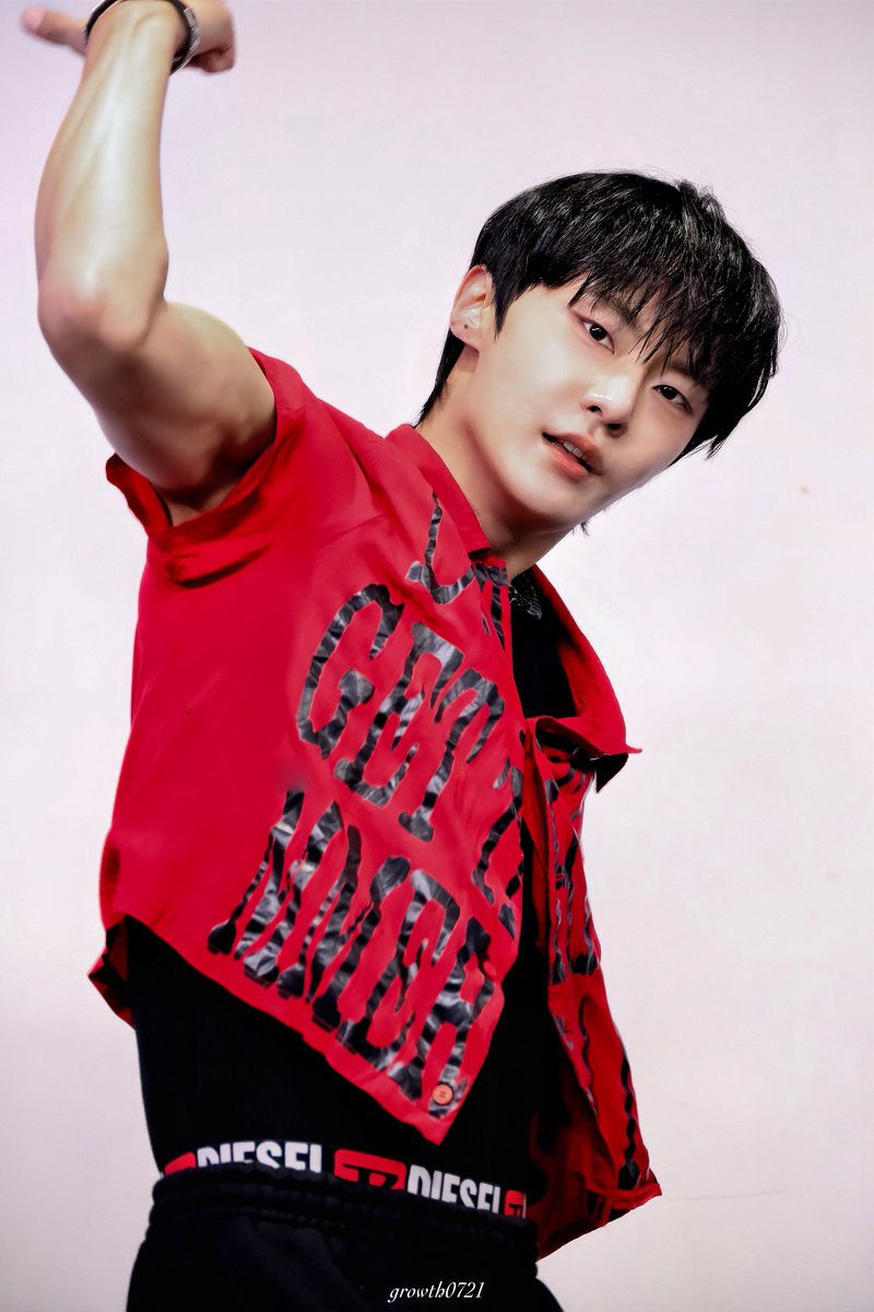 growth0721's tweet photo. 📸✨250712 인스트어 라이브 2부
고생햇엉💪오늘도 홧팅🔥
#XONIK #쏘닉 
#이준 #LEEJUN #イジュン https://t.co/Qo1hoXiqHM