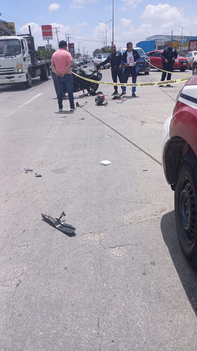 🚨 #Enterate | Fredy Aco fue atropellado mientras circulaba en su motocicleta sobre la carretera federal a #Atlixco. Una camioneta Audi lo impactó y luego se dio a la fuga. Las autoridades ya investigan para dar con el conductor responsable.

🔹elpopular.mx