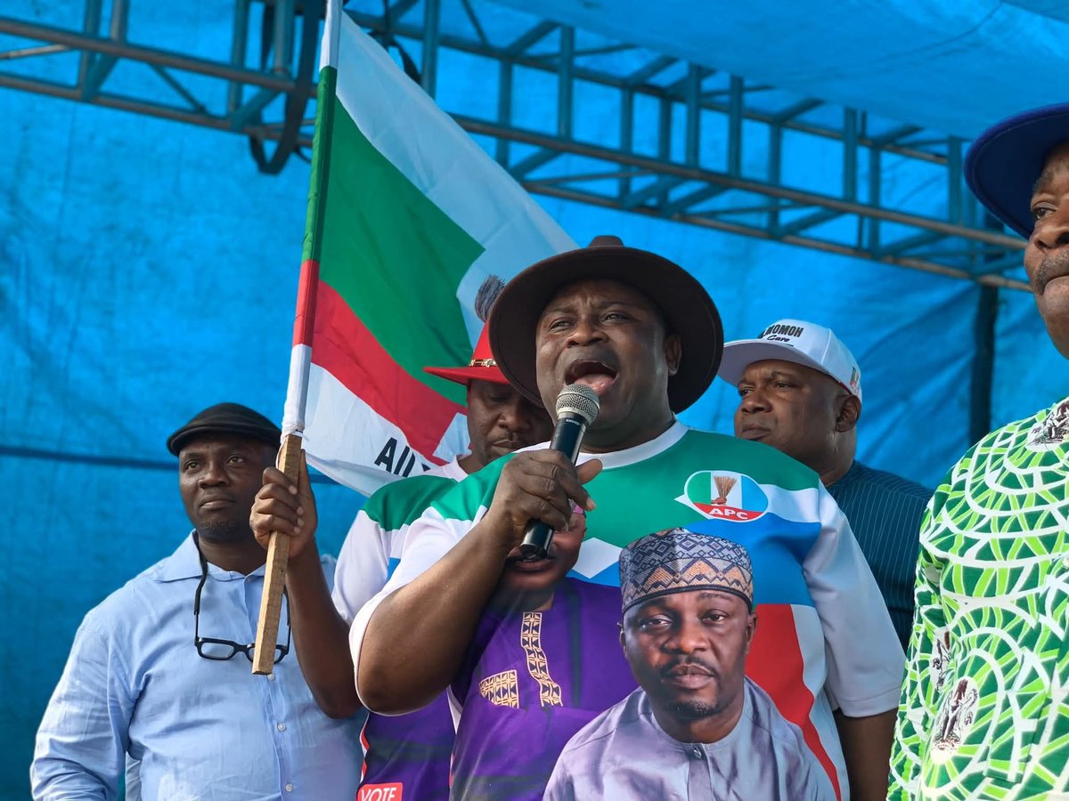 New face of lagos mainland unvail....
Congratulatory pore as our very own Honourable Emilagba Jubril has been successfully elected as the new LAGOS MAINLAND LGA chairman. We pray your tenure be good with the enter people of lagos mainland. Congratulations once again.