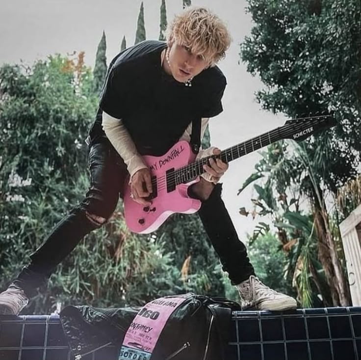este é o album mais influente de rock dessa geração, assim como ele é o maior rockstar dessa geração
se bandas classicas voltaram a lançar discos de pop punk, cantores/as voltaram com pop punk e se até ex-disney channel e novos artistas surgiram fznd pop punk é por causa dele
