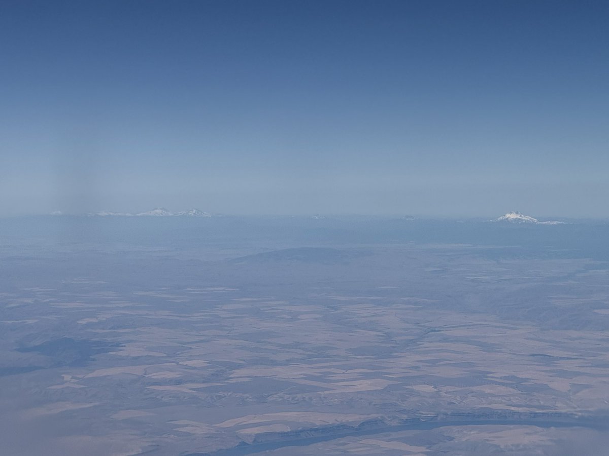 brad_sheppy's tweet image. Could see all the way down to 3 sisters coming into Seattle this morning!