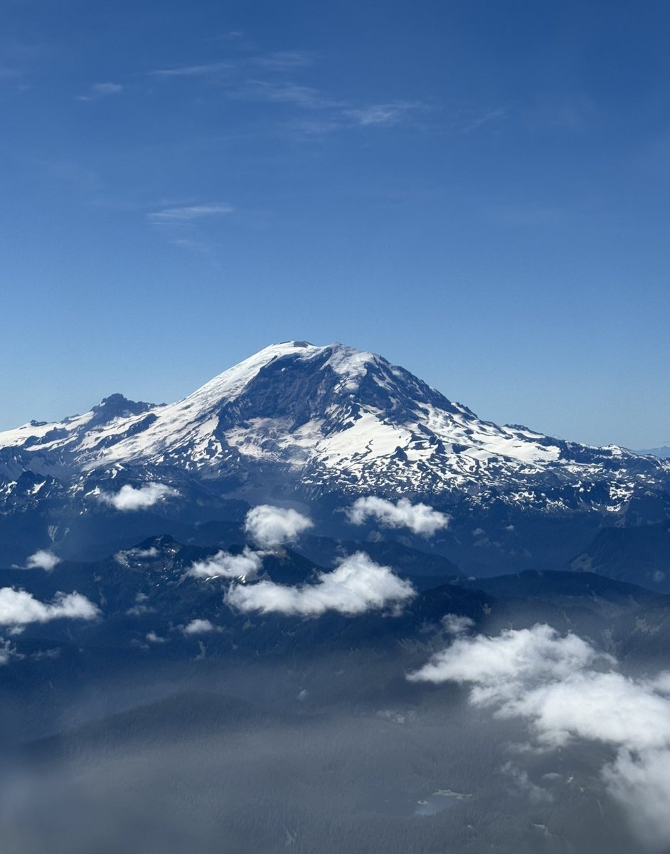 brad_sheppy's tweet image. Could see all the way down to 3 sisters coming into Seattle this morning!