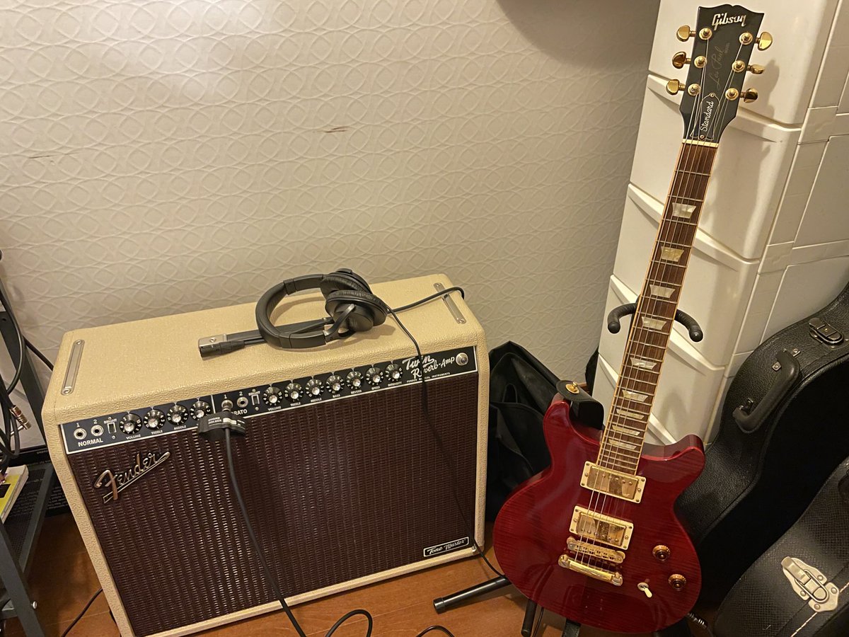Hal8686868686's tweet photo. トーンマスターツインリバーブ、接続アダプタさえあればスピーカーをオフにしてヘッドホン繋げれるよ🎧たくろくにマイクいらないし、おうちギターいい感じです。
#ギター
#Fenderamps
#Gibson https://t.co/1l5Vmyso7m