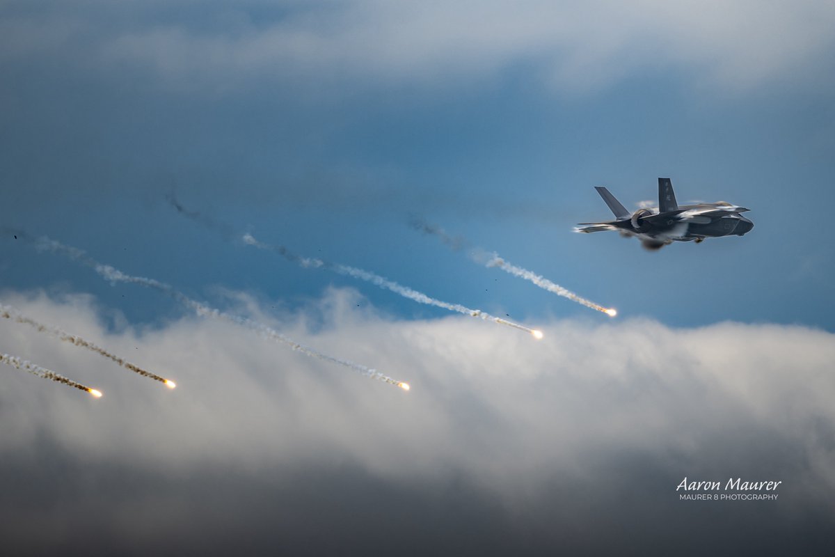 maurer8photo's tweet image. That time "Beo" dropped flares all over the @PacificAirshow, all while making some nice shockwaves. We look forward to this show every year!
#f35 #pacificairshow