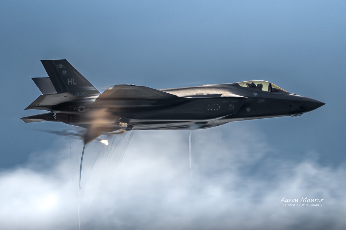 maurer8photo's tweet image. That time "Beo" dropped flares all over the @PacificAirshow, all while making some nice shockwaves. We look forward to this show every year!
#f35 #pacificairshow