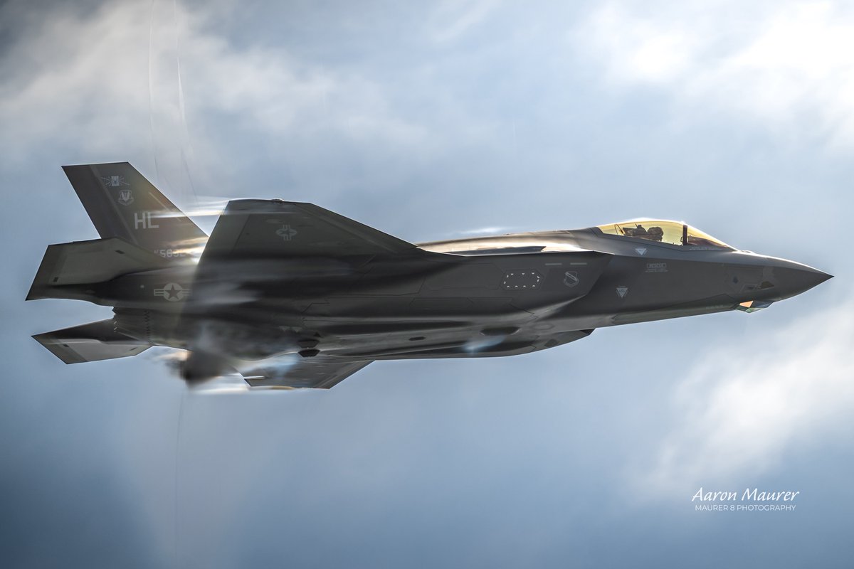maurer8photo's tweet image. That time "Beo" dropped flares all over the @PacificAirshow, all while making some nice shockwaves. We look forward to this show every year!
#f35 #pacificairshow