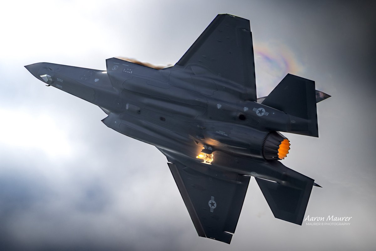 maurer8photo's tweet image. That time "Beo" dropped flares all over the @PacificAirshow, all while making some nice shockwaves. We look forward to this show every year!
#f35 #pacificairshow