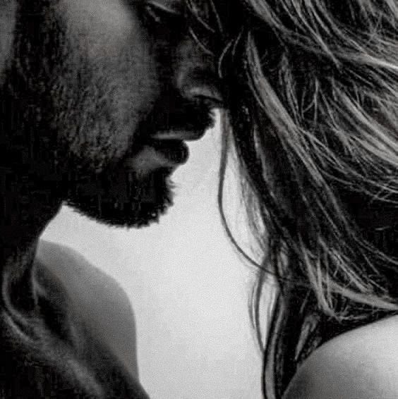 Cette nuit 
un air de douceur
Pour nos cœurs
Apprécier cette douce torpeur
Qui nous va si bien
Dans nos draps frais 
on se laisse aller 
À s’imaginer , 
Chuchoter 
Se frôler 
s’aimer 
et s’embrasser. 
Partage moi tes rêves 
Invite moi 
aux confins de ton âme
dans cet endroit