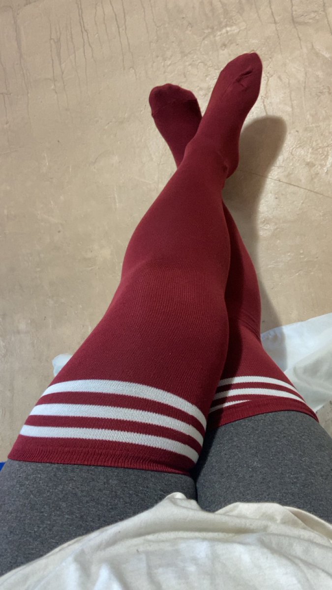 Sunflowerz_b's tweet photo. Thicc thighs #thicc #stockings https://t.co/NMwxib7iga