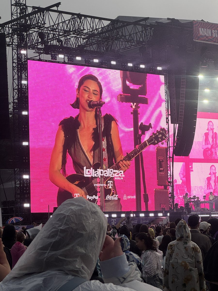 selegendipity's tweet image. saw gracie live today 🥹 she was so sweet