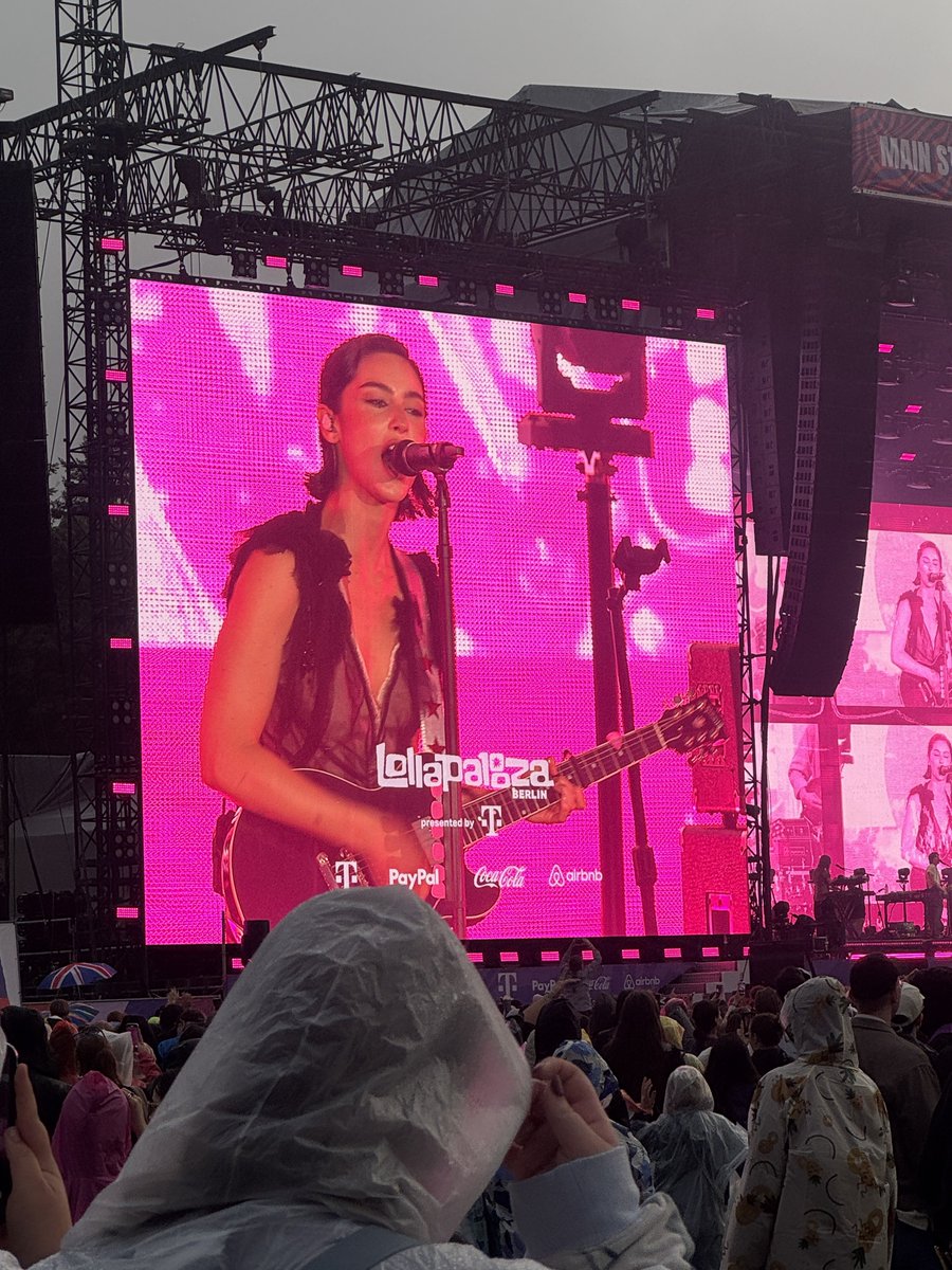 selegendipity's tweet image. saw gracie live today 🥹 she was so sweet