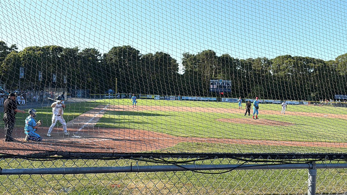 JoeHealyD1's tweet image. Shoutout to @HarwichMariners for the sharpest uniforms on the Cape. Pinstripes for @BrewsterCaps aren’t bad either.