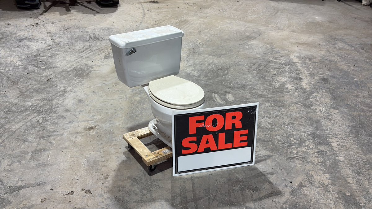 scottscottery's tweet photo. Used rolling office chair for sale. 

It’s not my best office chair but it makes for a solid number 2 https://t.co/JSlhxD3EGM