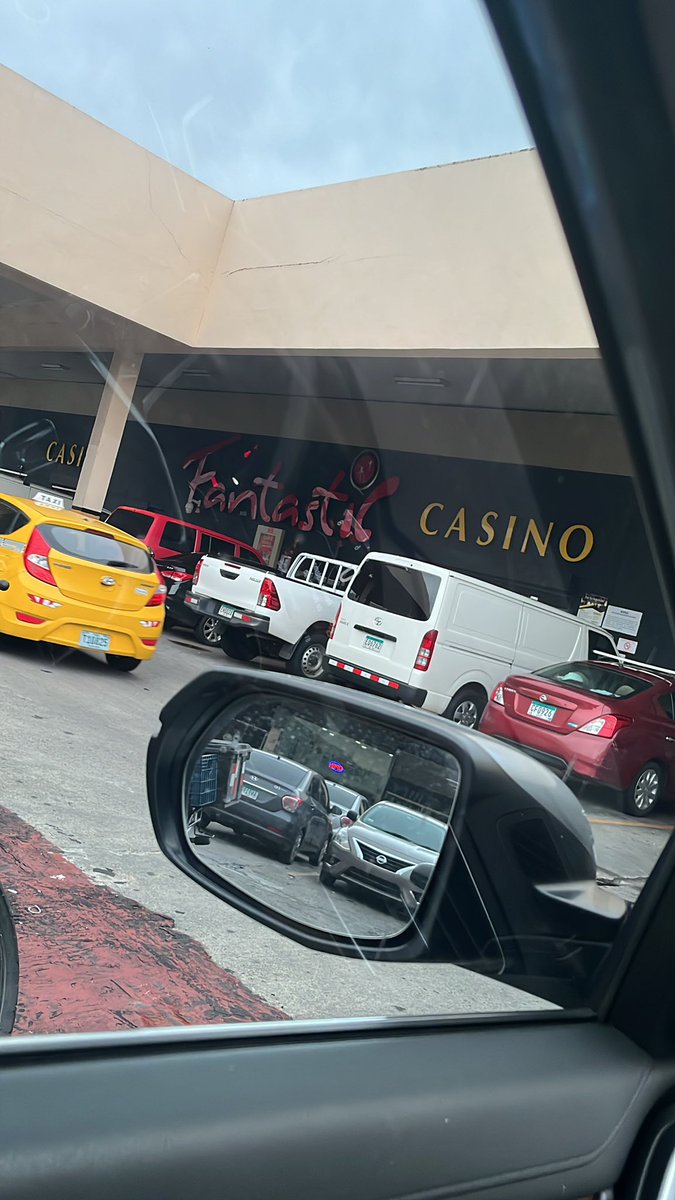 En la gran estación en el fantástico 
Alguna chica o pareja en el área