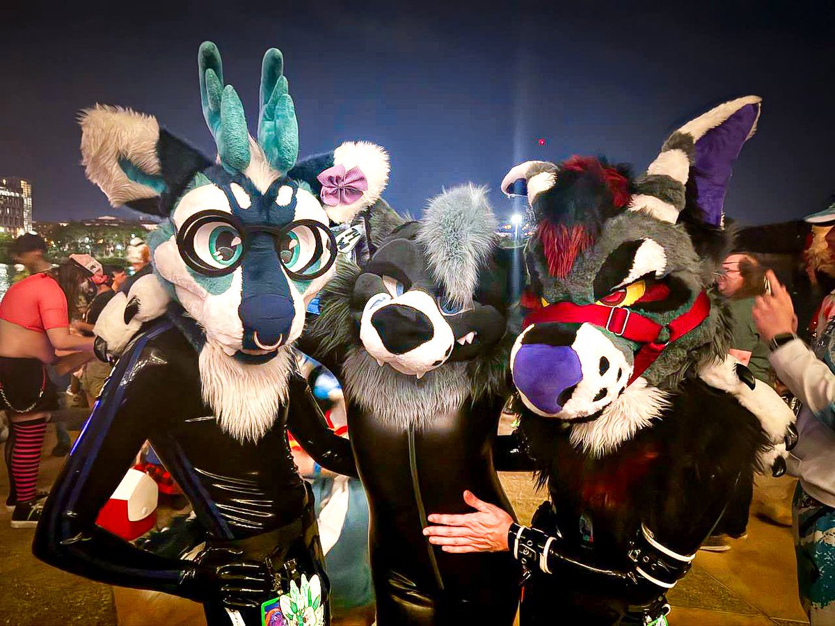 ✨With the boys <a href="/PolishedDurr/">✨Bleat! but shiny ✨</a> &amp; <a href="/OverlyWarmBread/">Toasty</a> on this Shiny Squeaky Saturday ✨