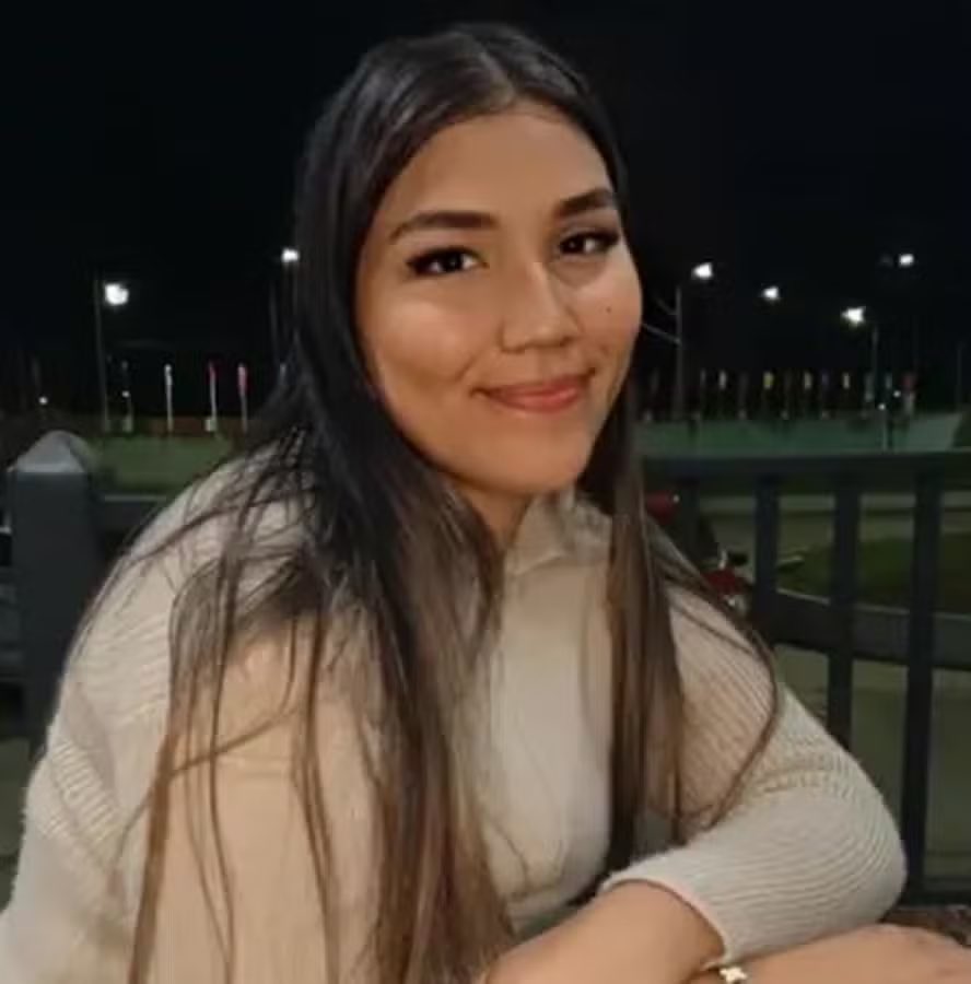 EmaFigueroaC's tweet photo. Merlys Oropeza, una joven condenada a 10 años de prisión por un mensaje en #WhatsApp referido a la jefa del CLAP. 

No la olvidamos, seguimos alzando la voz por ella, es completamente INOCENTE.

Hace poco hice un video explicando su caso. Les dejo el link: https://t.co/lT7bfoeuVy https://t.co/BZcG6yVdkG