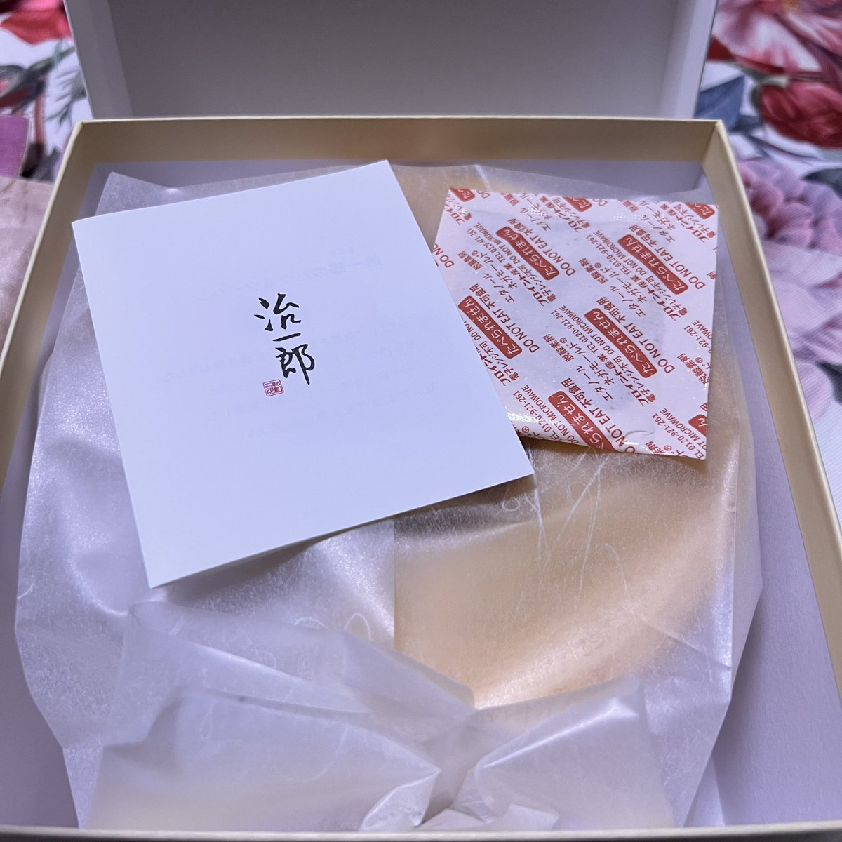 a_fish_monger's tweet image. この一週間ほど、甘いもん摂りすぎたなと思いつつ… w
ゴディバのショコリキサーとやらを初めて頂きましたが、まぁお値段だけあって美味いなと w
治一郎も久々に頂きましたが、しっとりしていて美味しゅうございました
#木漏れ日のお茶会 #ゴディバ #治一郎 #ウェッジウッドで一日一茶