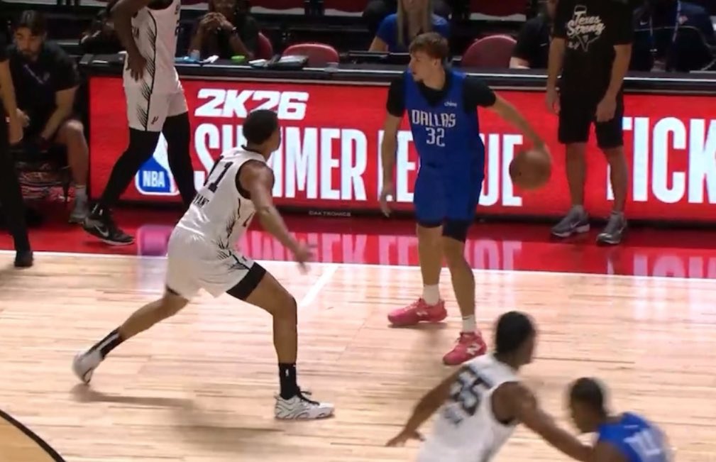 Underdog's tweet image. Cooper Flagg being guarded by Carter Bryant today:

- 3/12 FG
- 2 turnovers

The Spurs got another defensive demon 😮‍💨